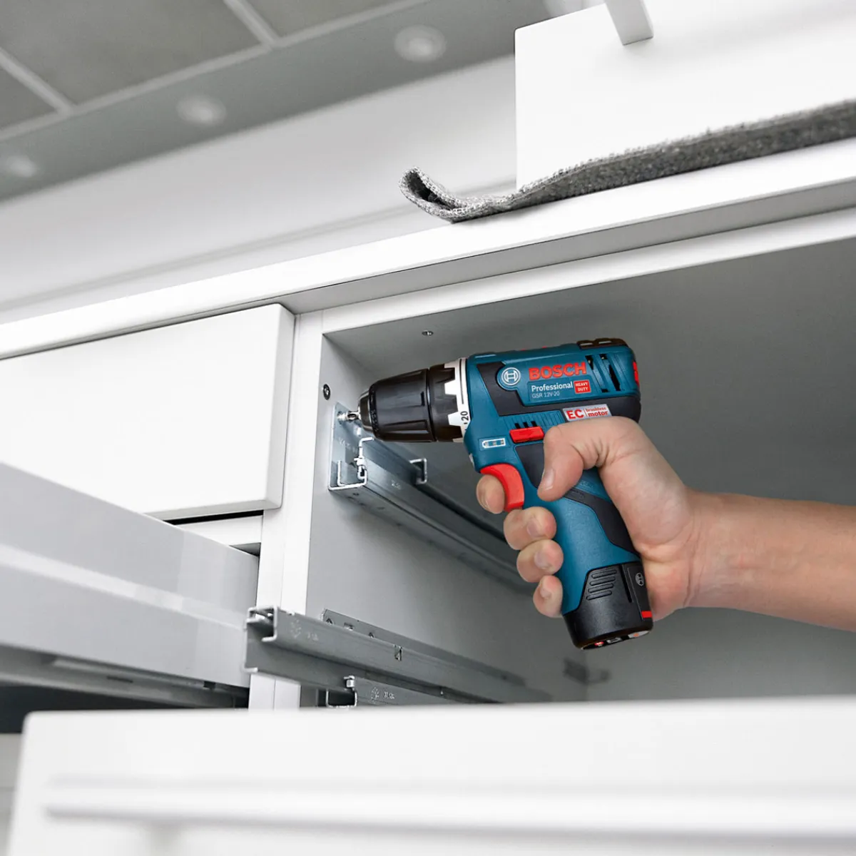 Akku und Ladegerät GBA 12V und GAL 12-40 2 und 4Ah^Bosch Professional Clearance